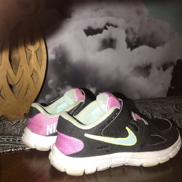 Girls Nike sneakers size 10c - Picture 2 of 2